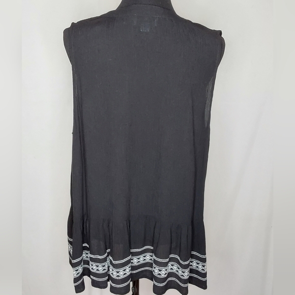 CeCe Black & White Split-Neck Sleeveless Embroidered Peplum Top - Size XL - Picture 4 of 6
